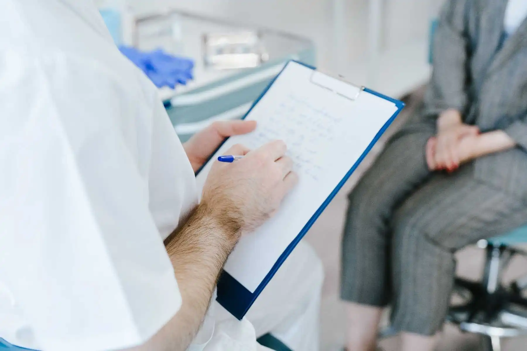 medecin qui prends des notes