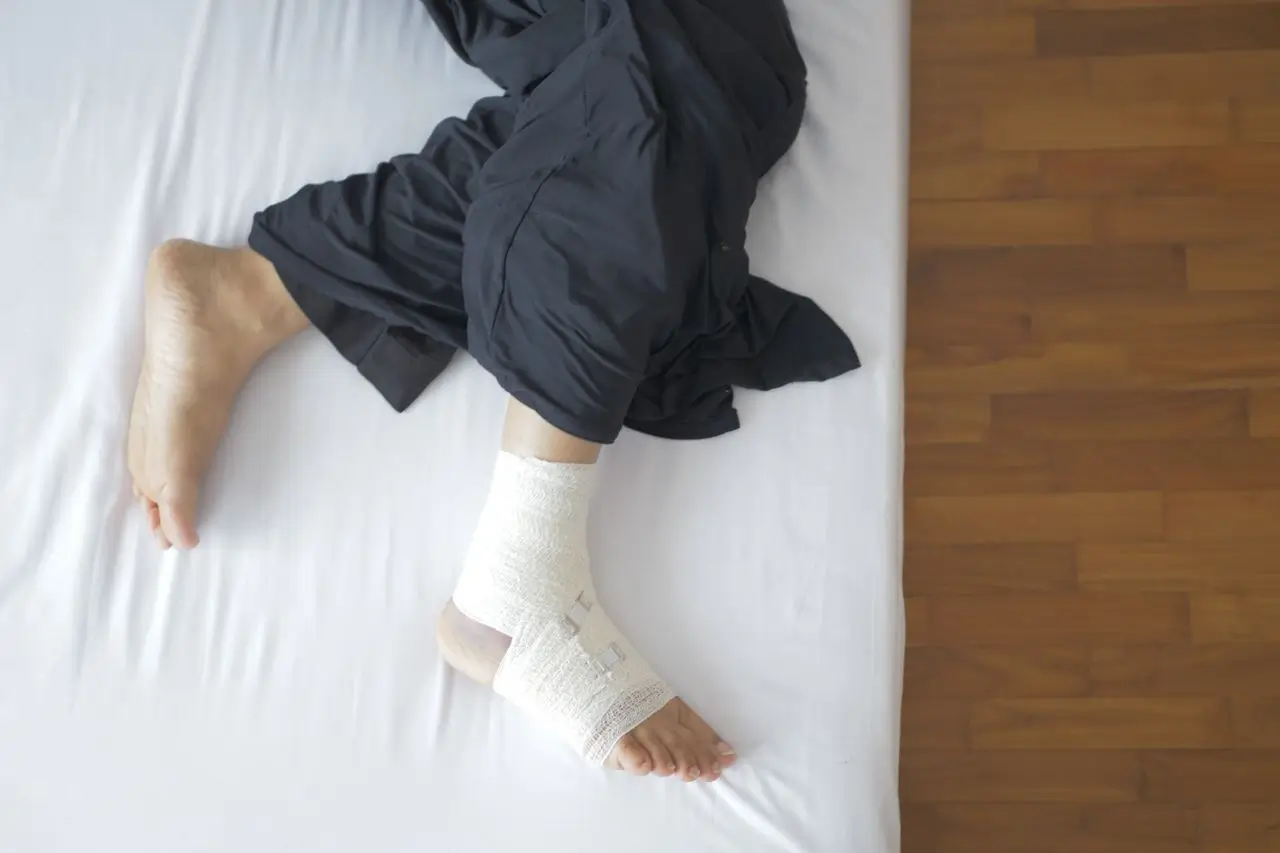 Des pieds dont un bandé à cause d'une fracture.