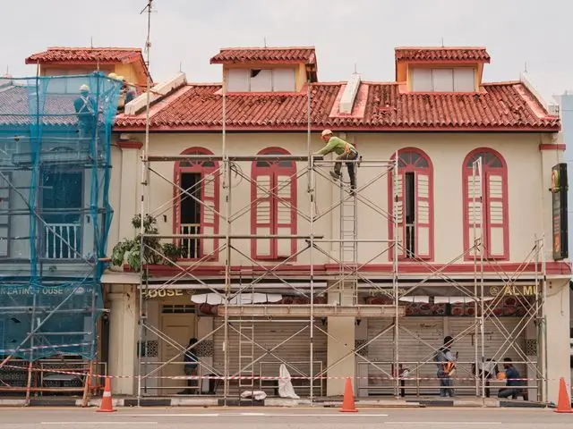 Travaux et échaffaudages sur une maison