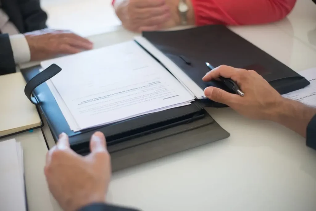 Une personne signe un contrat